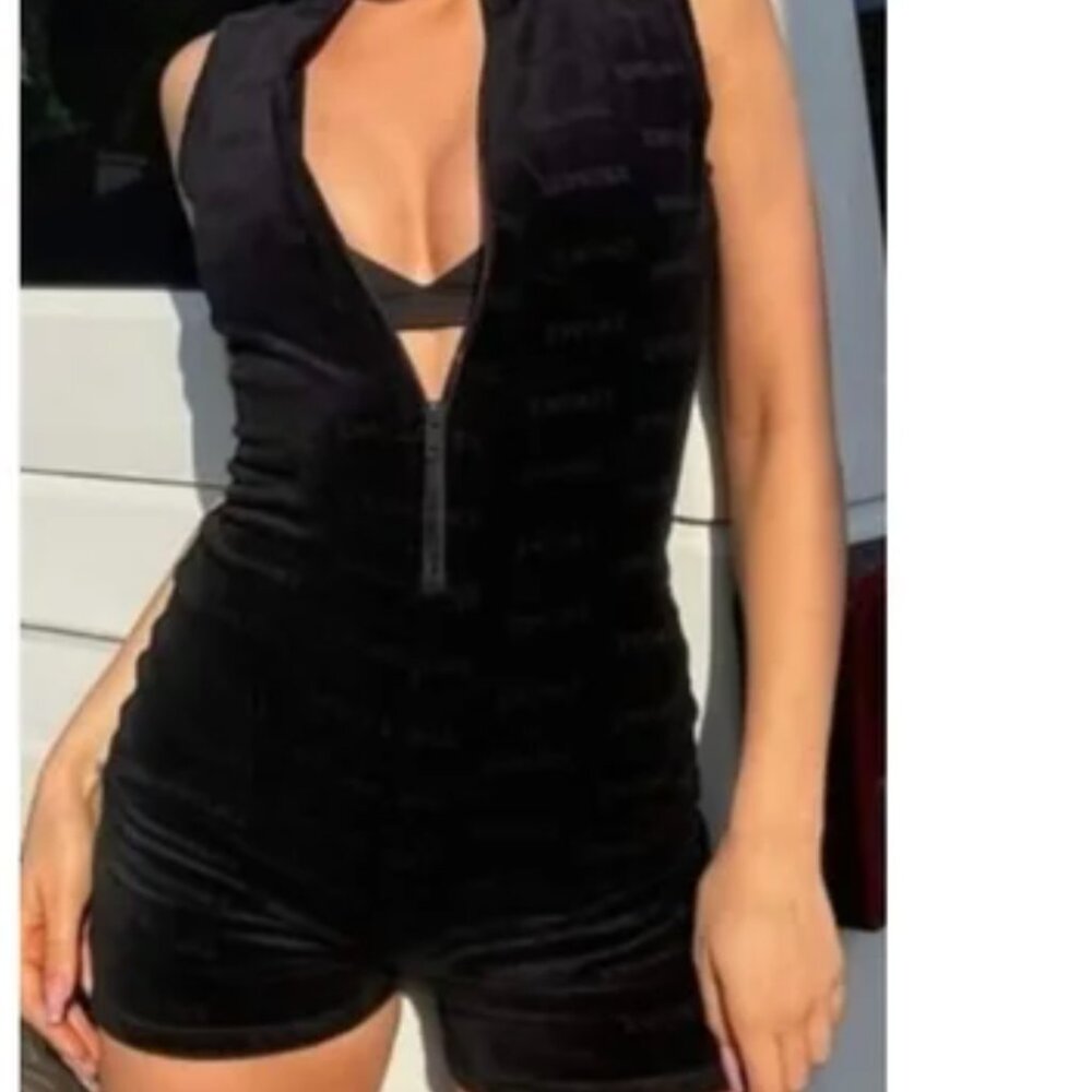 SKIMS I SOLD-OUT LOGO VELOUR ROMPER I ONYX